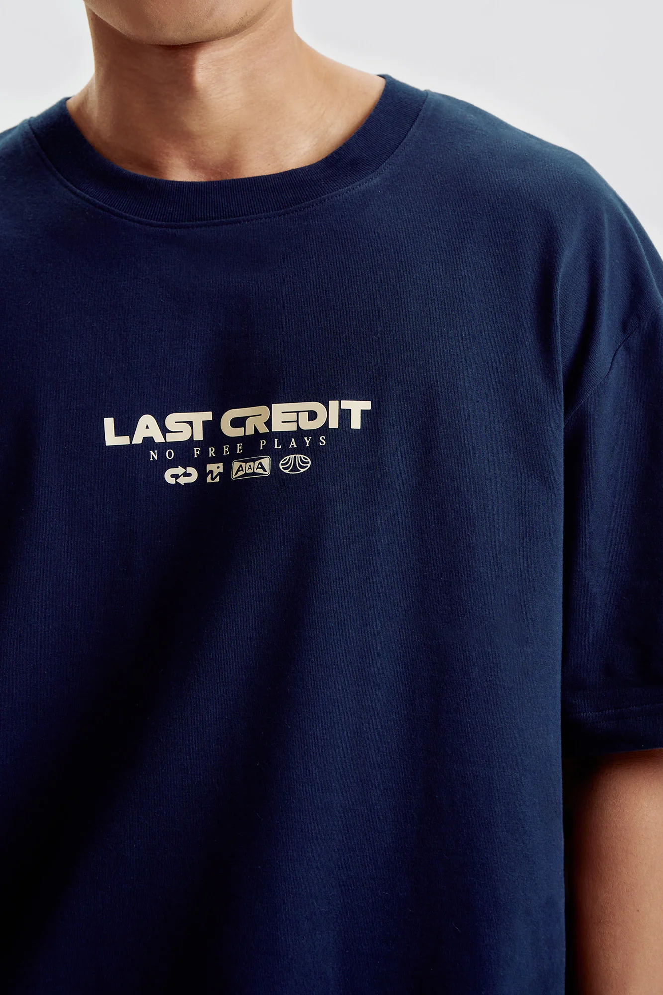 Last Credit Relaxed Graphic T-Shirt - Image 4