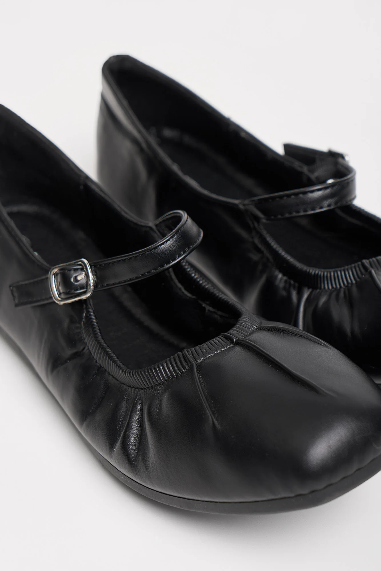 Women's Leather Gathered Sandals - Image 4